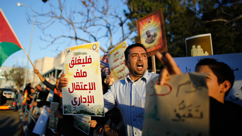 Các nhà hoạt động biểu tình trước một nhà tù ở Israel yêu cầu trả tự do cho các tù nhân Palestine.